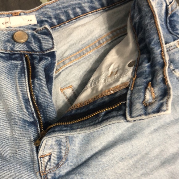 Good American Bombshell High-Waisted Asymmetric Pocket Light Wash Denim Shorts - Picture 6 of 11